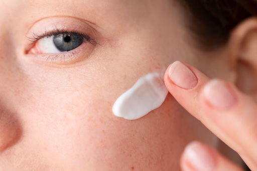 The Ultimate Guide to Eye Creams: Combatting Aging Signs for a Youthful Appearance